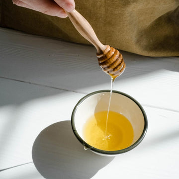 12lb Raw Honey - Pure and strained - 12 lb Honey Pail - 1 gallon bucket - Wholesale Bulk. Baker s. Industry. Light Amber 12 pou