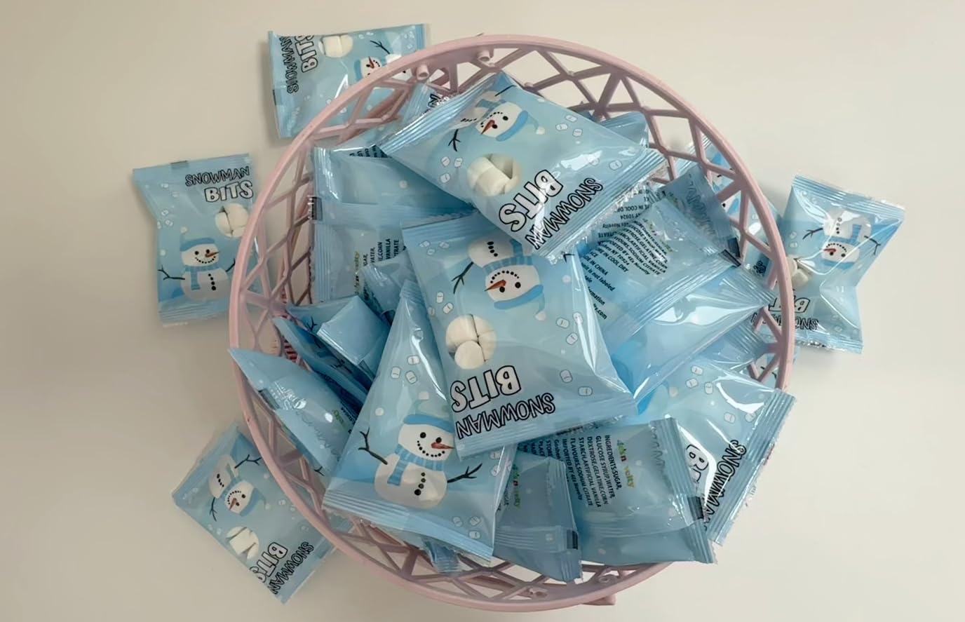 4Es Novelty 50 Packs Snowman Bits Mini Marshmallow Packets Vanilla Flavored 14 Marshmallows in Each Bag Bulk Individually Wrapped Christmas Marshmallows For Hot Chocolate Bar Supplies Party