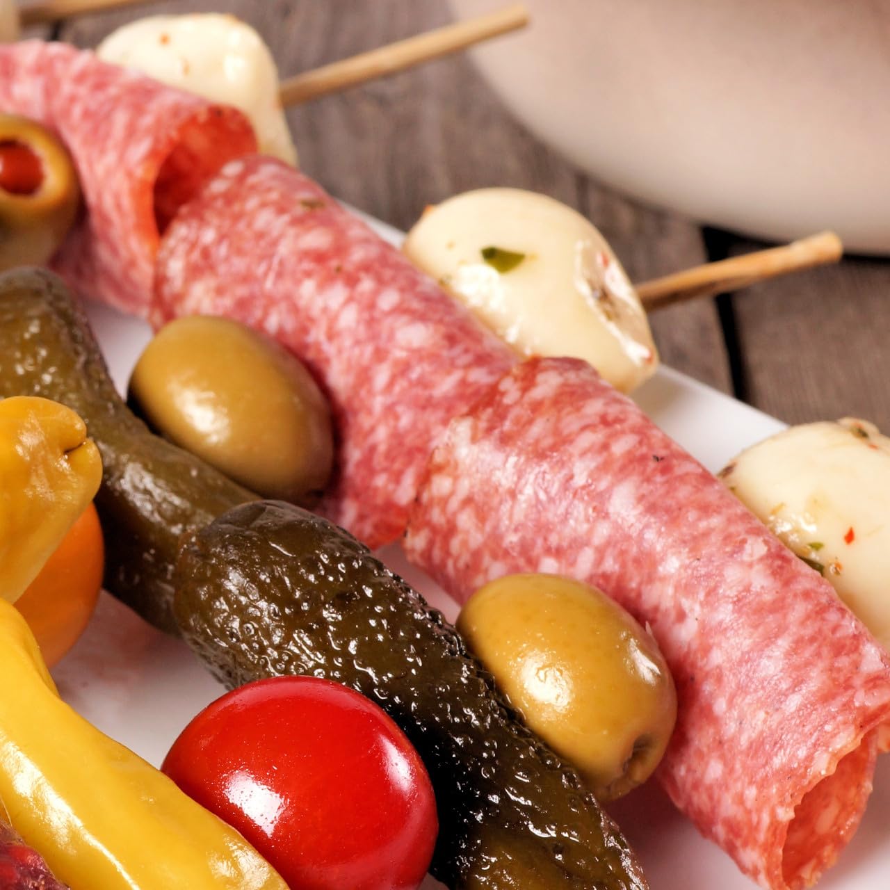 Hi Mountain Seasonings ǀ Summer Sausage Seasoning Kit ǀ Cracked Pepper 'N Garlic ǀ Includes 10 Casings, Seasoning, Cure, & Directions ǀ Seasons Up To 30Lbs Of Meat ǀ Beef, Pork, Venison, & Deer