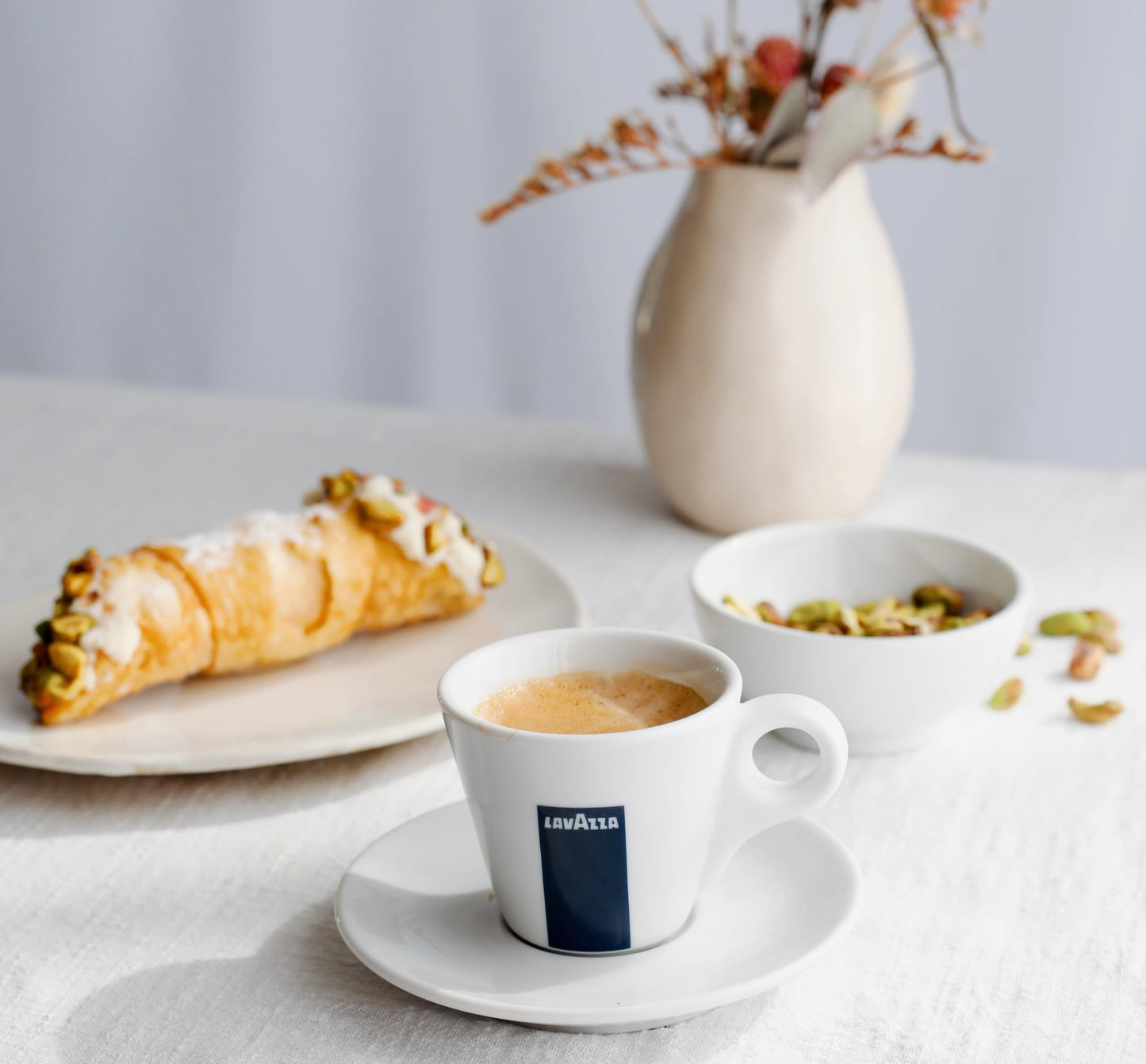 Lavazza Crema E Gusto Whole Bean Coffee 1 Kg Bag, Authentic Italian, Blended And Roasted In Italy, Full-Bodied, Creamy Dark Roast With Spices Notes