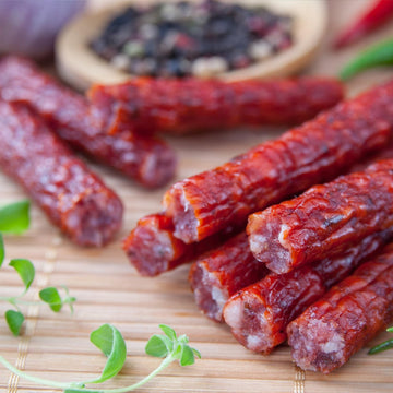 Hi Mountain Seasonings ǀ Snack Stick Seasoning Kit ǀ Pepperoni Blend ǀ Includes Seasoning, Cure, Casings, & Directions ǀ Seasons Up To 20Lbs Of Meat ǀ Beef, Pork, Venison, Deer, & Wild Game