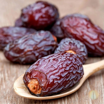 Us Snacks Premium Quality Medjool Dates With Pits, Sweet And Natural California Desert Grown Dates In Resealable Bag (1 Pound)