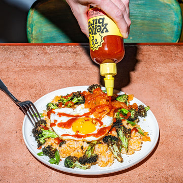 Yellowbird Organic Sriracha Sauce - Vegan, Gluten-Free Organic Hot Sauce Sweetened with Dates - Tabletop Size - Plant-Based Garl