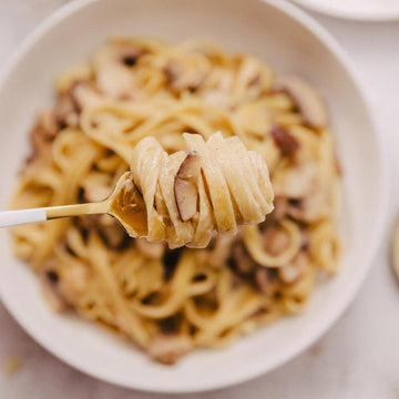 Carbone Classic Alfredo Pasta Sauce | Premium Quality Ingredients | Creamy Blend Of Parmesan And Romano Cheese | Low Carb, Glute