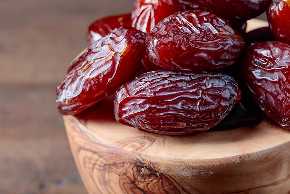 Us Snacks Premium Quality Medjool Dates With Pits, Sweet And Natural California Desert Grown Dates In Resealable Bag (1 Pound)