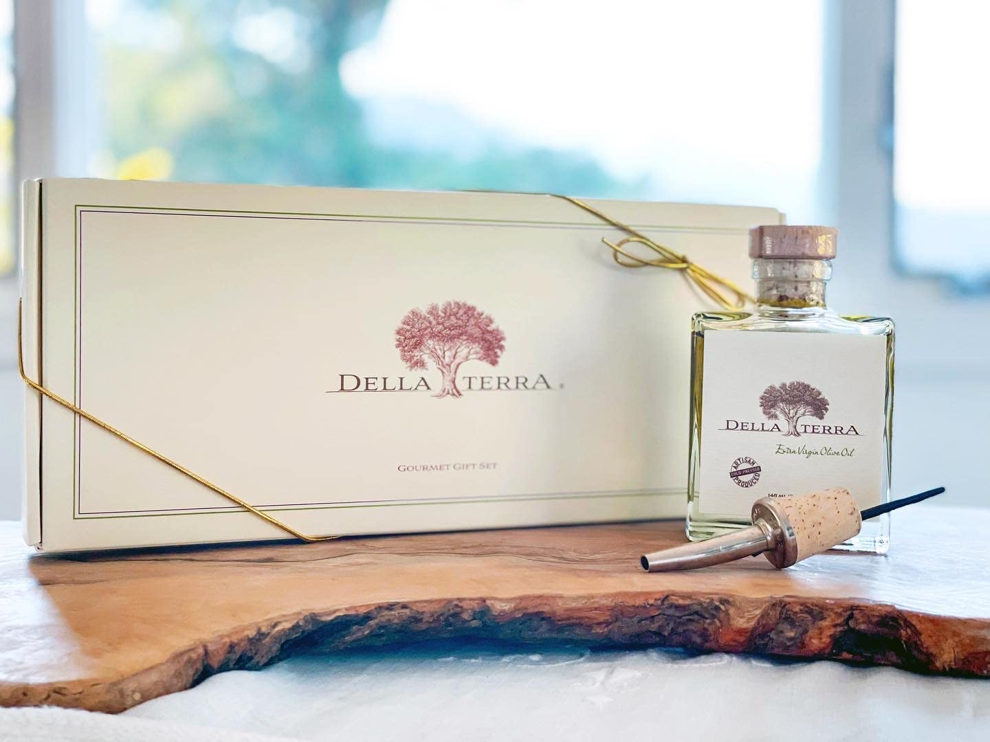 Della Terra Gourmet Gift Set Includes Organic Extra Virgin Olive Oil And Cask 25 Yr. Aged Balsamic With Pour Spouts ** Two Day D