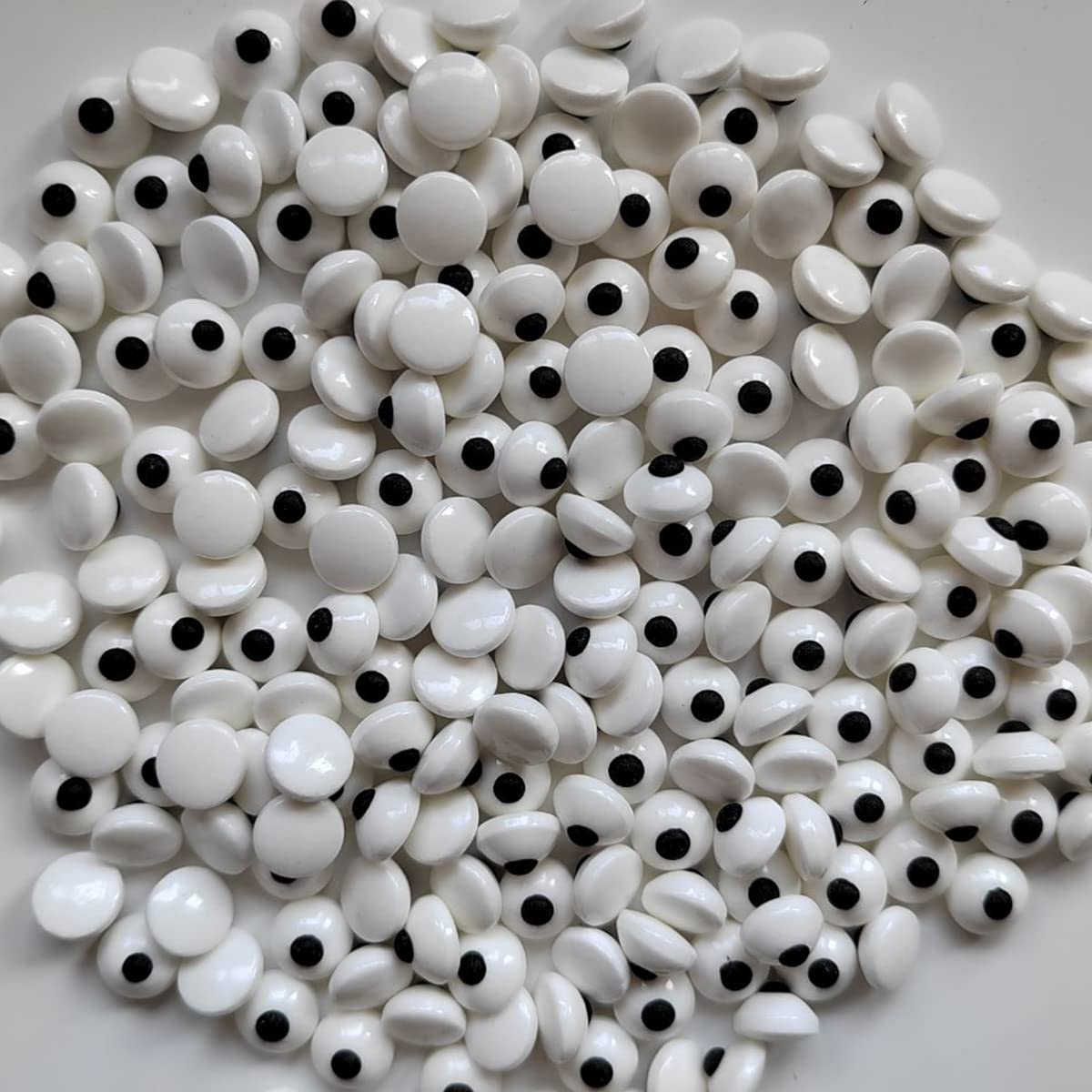 1 Bottle Candy Eyes Eyeballs - Cake Cupcake Toppers - Edible Baking Decorations For Cupcakes, Cakes, Cookies - Halloween, Christ