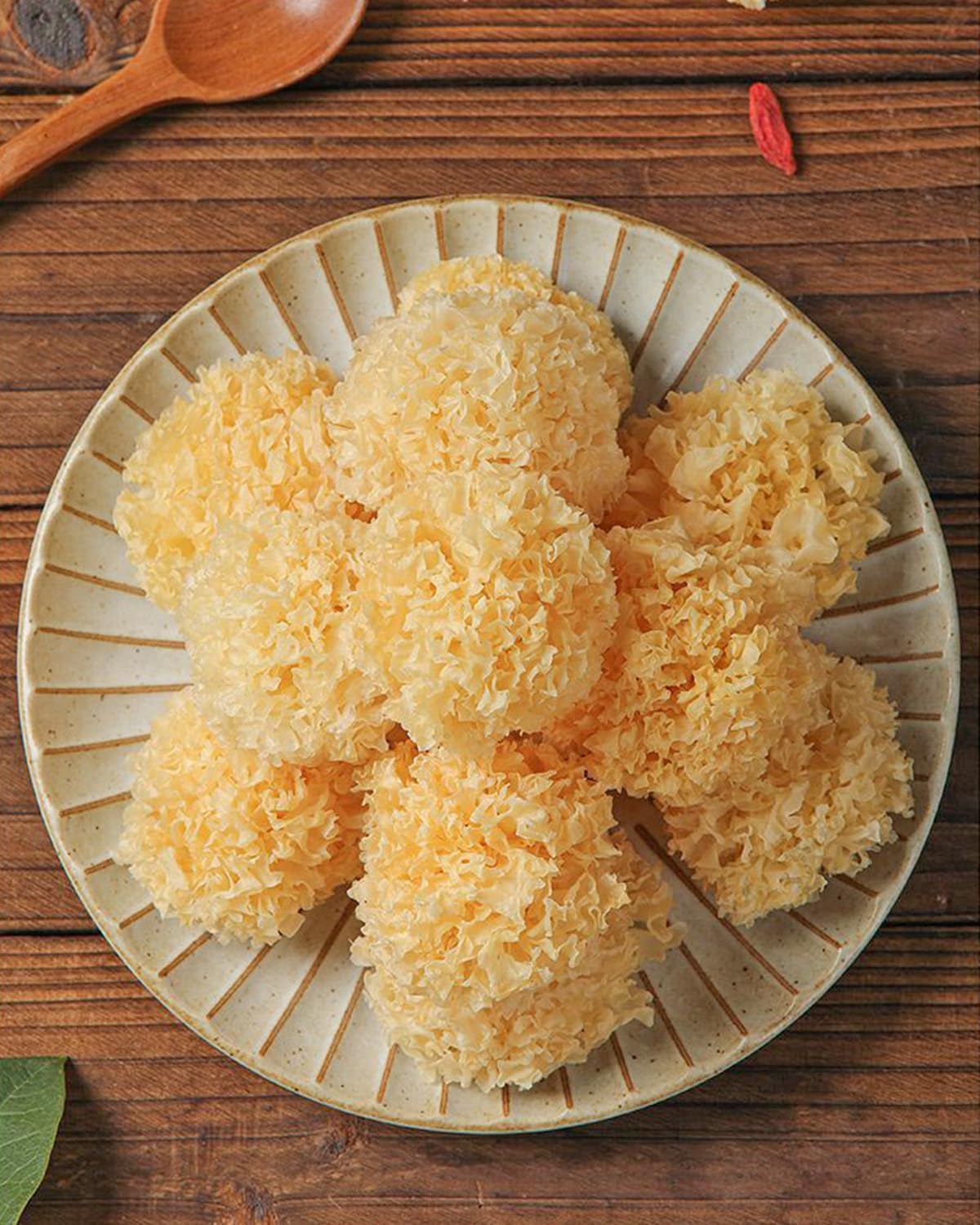 HOLFLYING Dried Whole White Fungus Mushrooms - All-Natural Tremella for Cooking - 2.8 oz