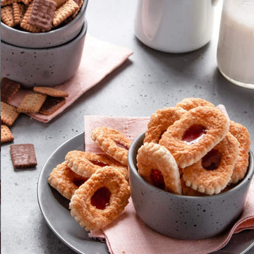 Bahlsen Deloba Red Currant Cookies (1 box) - Sweet & delicate, buttery puff pastries with light crispy layers and red currant fi