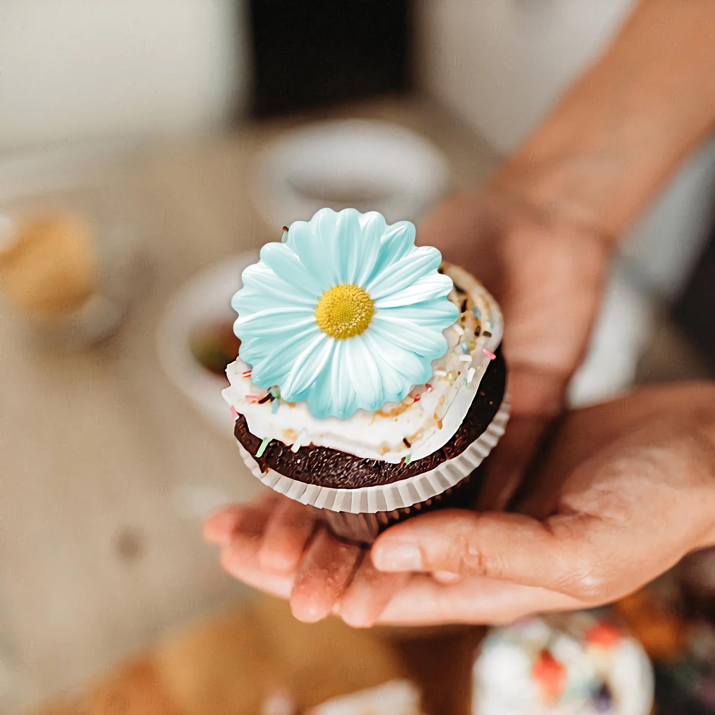 60Pcs Edible Daisy Cupcake Toppers Wafer Paper Flower Cake Topper Decorations Flower Chrysanthemum Party Decorations For Birthda