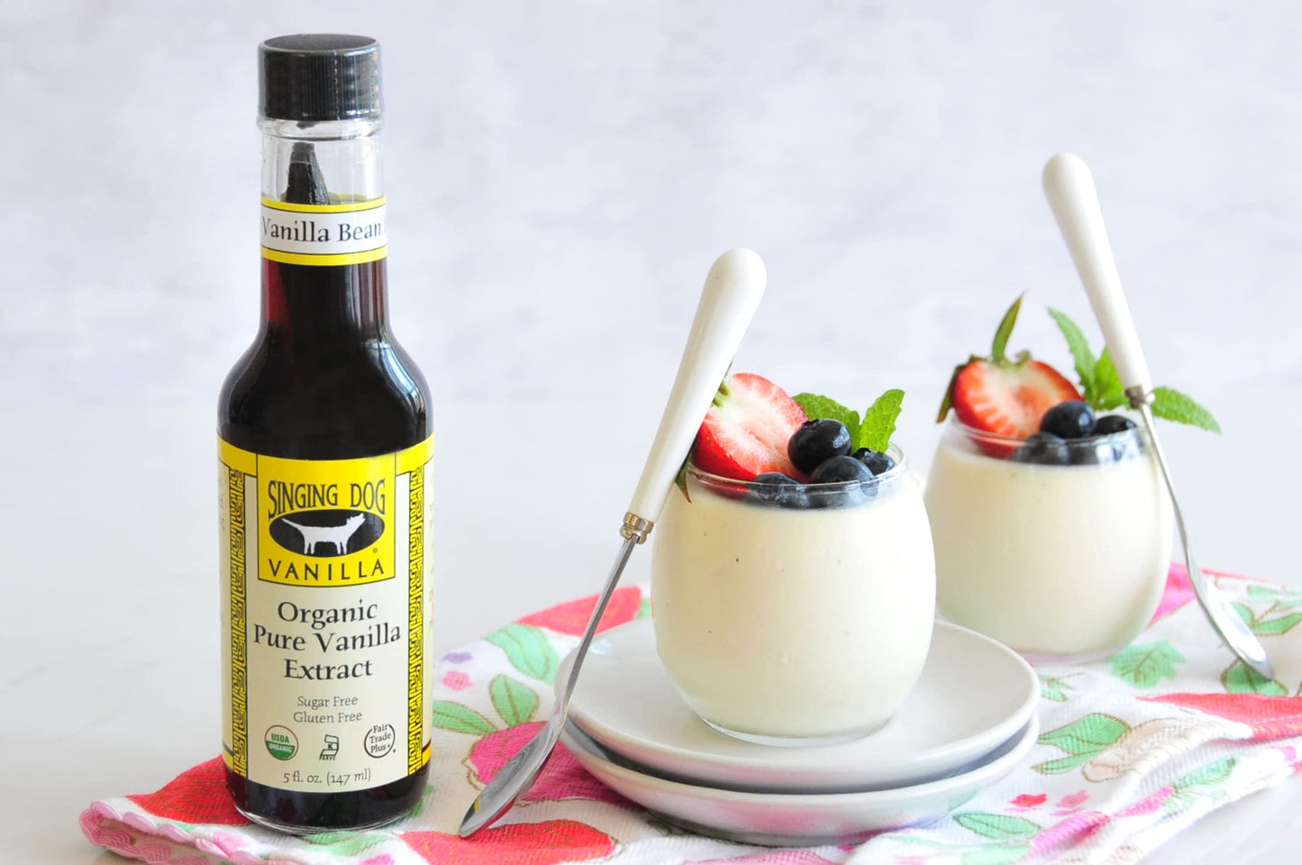 Singing Dog Vanilla, Organic Pure Vanilla Extract, 5 Fluid Ounce Bottle, Whole Vanilla Bean Inside