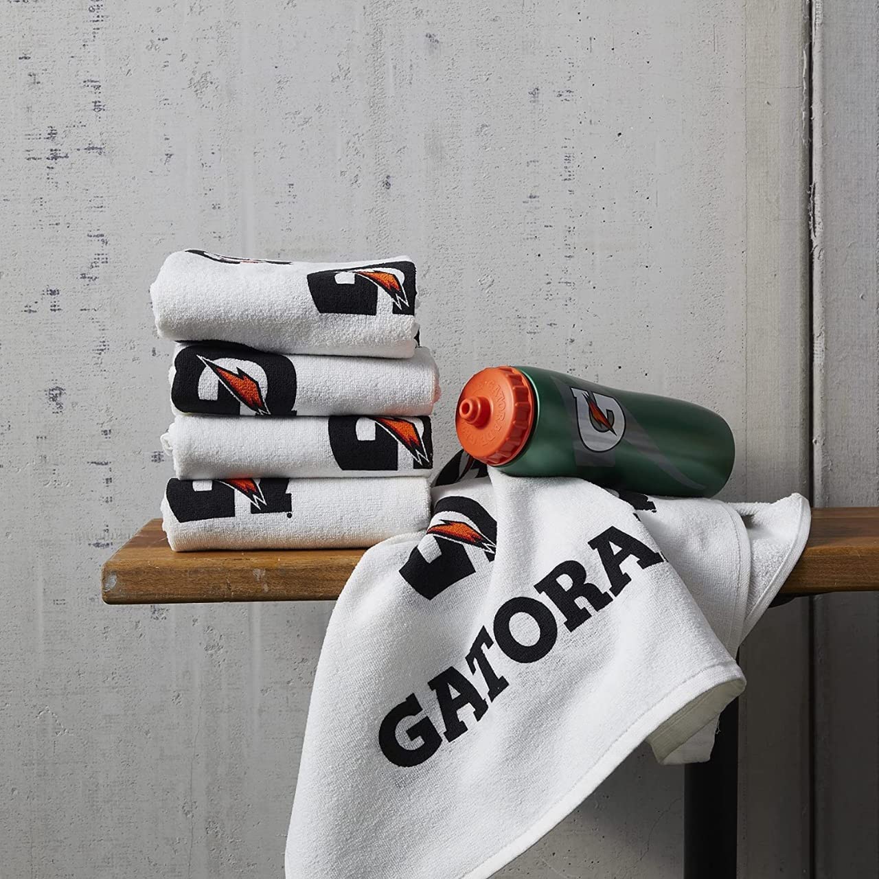 Gatorade Sport Water Bottle, Insulated Squeeze Bottle, 32 oz. with Fast Cap Makes it Easy to Remove and Refill Quickly