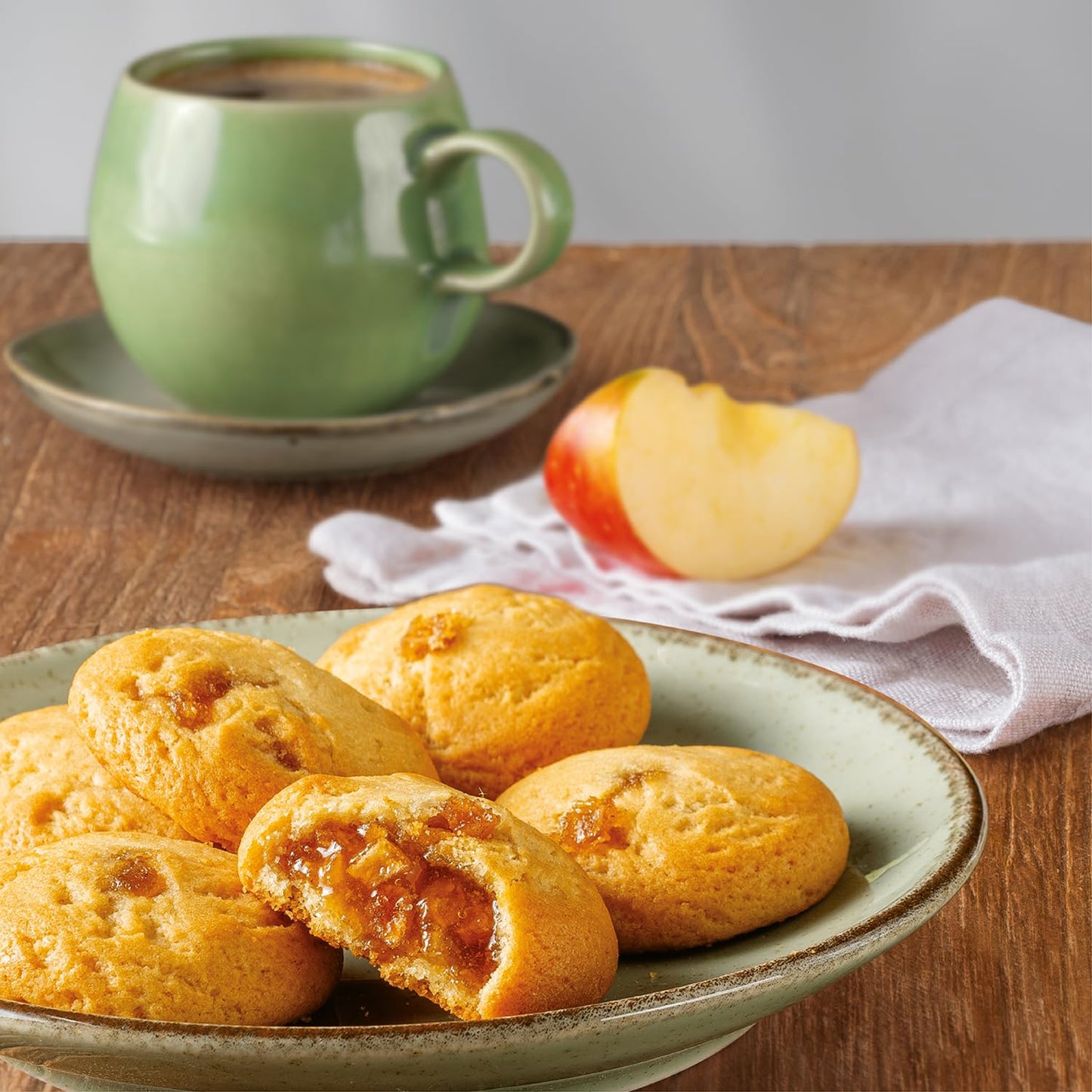Mulino Bianco Authentic Italian Biscuits with Apple Filling 8.82oz Brown