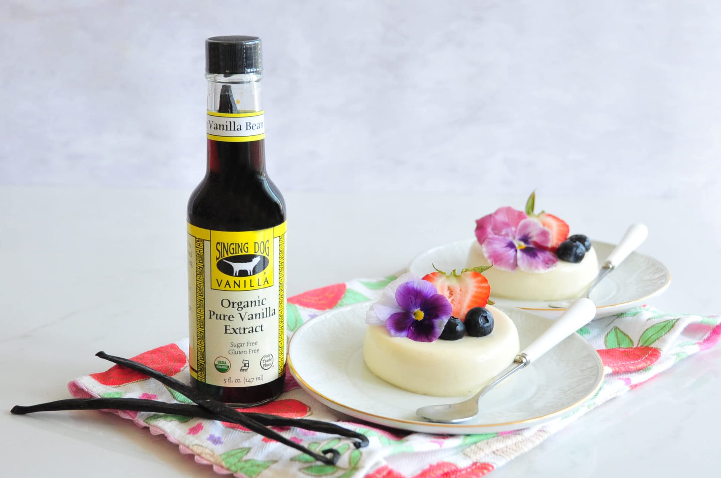 Singing Dog Vanilla, Organic Pure Vanilla Extract, 5 Fluid Ounce Bottle, Whole Vanilla Bean Inside