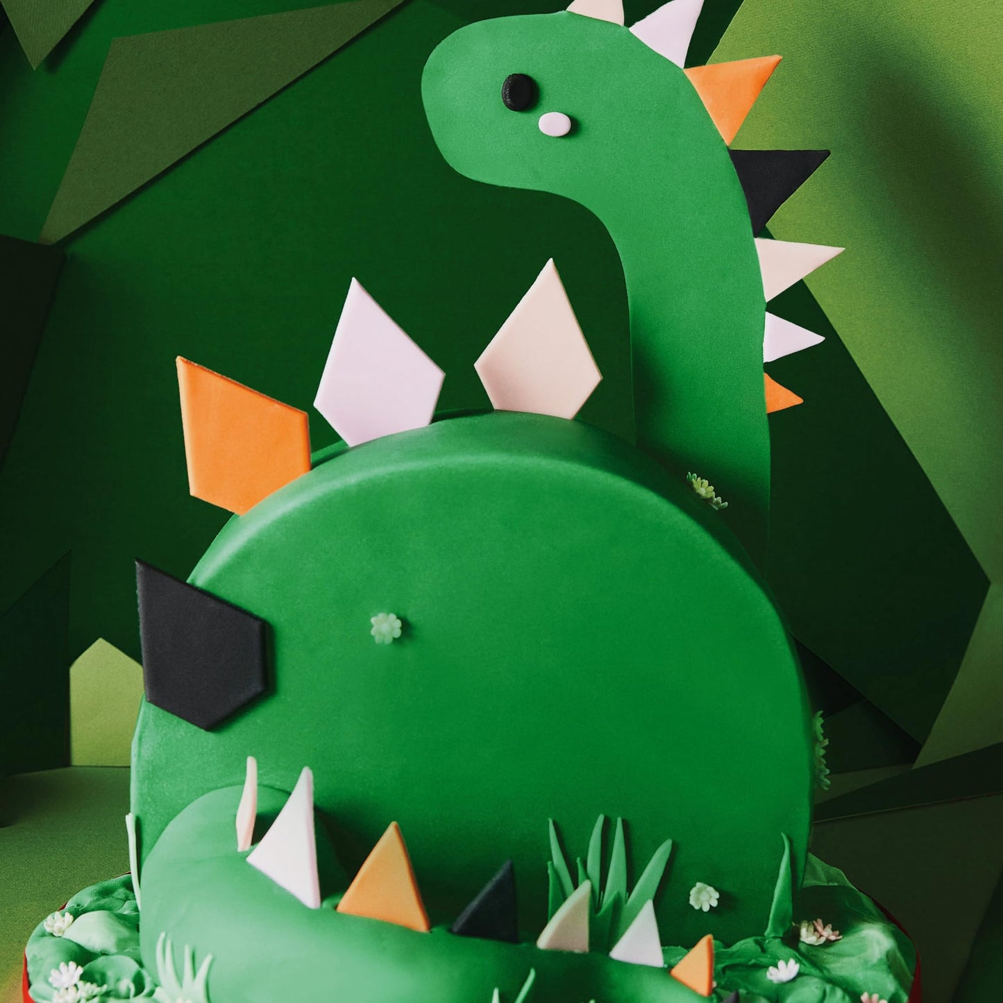 Renshaw Green Fondant Icing for Cake Decorating - Ready to Roll, Edible Fondant for Cupcakes, Cookies, & Cake Decoration, Smooth
