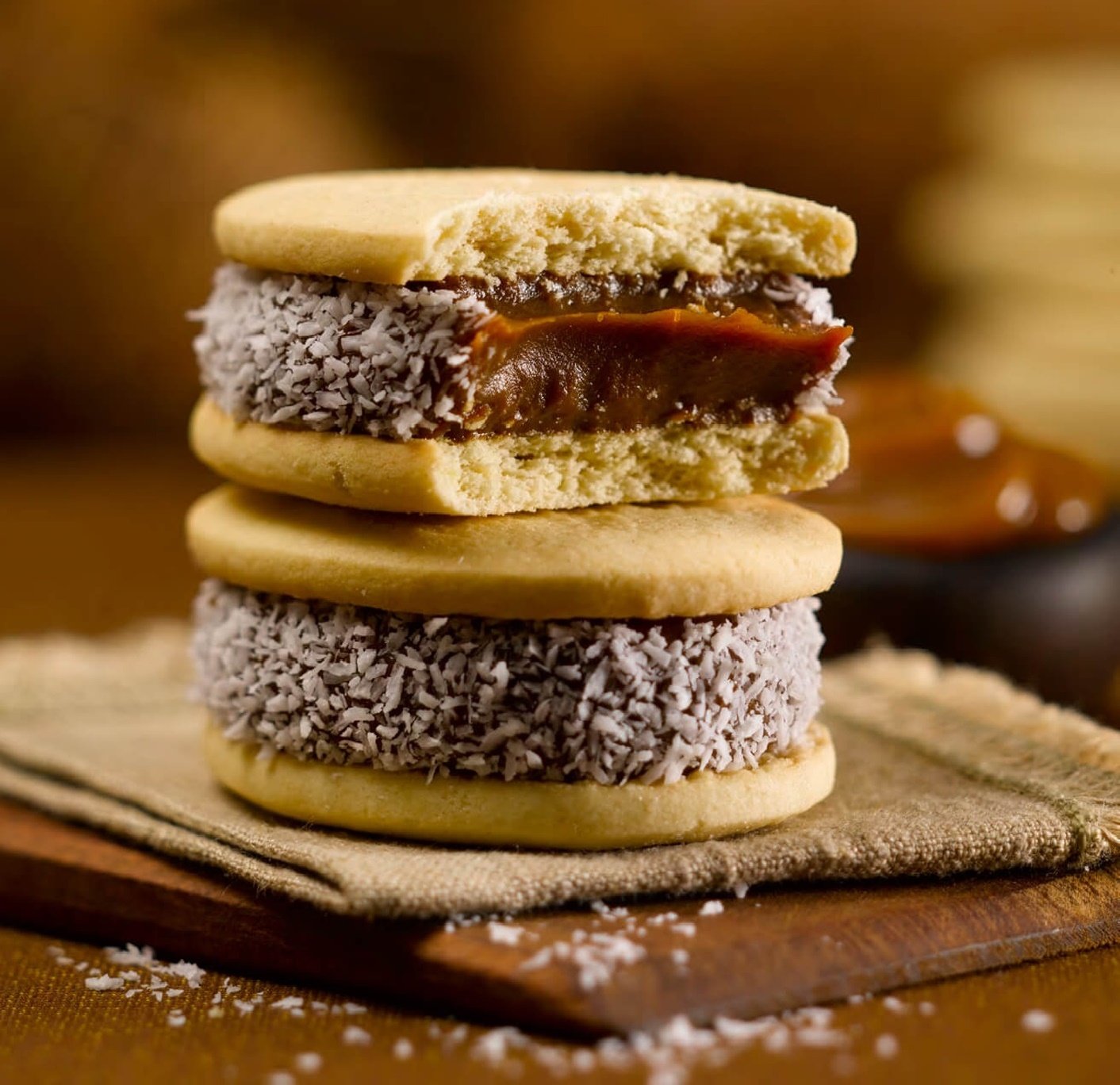 Cachafaz Alfajor Maizena - Cornstarch Cookie with Dulce de Leche & Coconut - 6 Units (76g)