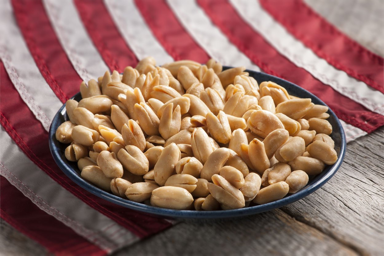 The Peanut Shop of Williamsburg Handcooked Virginia Peanuts, Lightly Salted, 32 Ounce