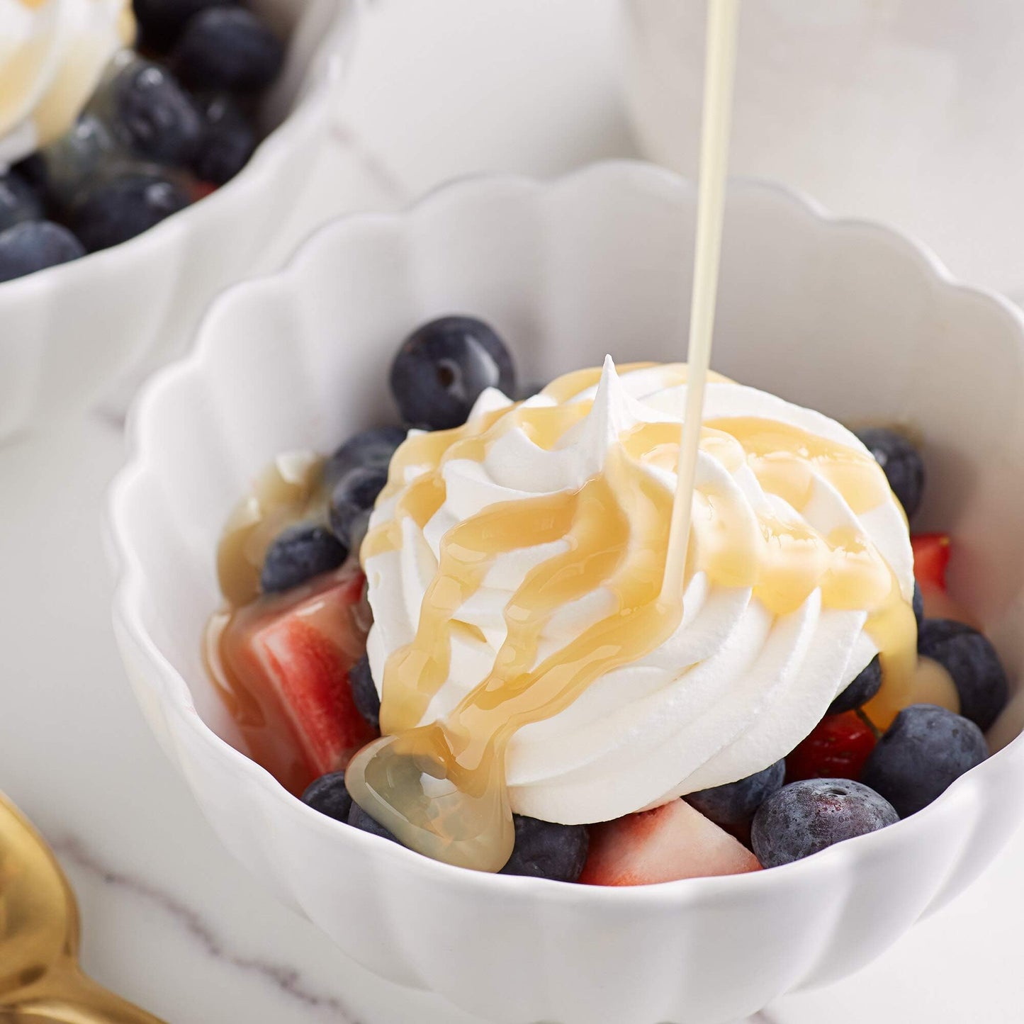 Ghirardelli White Chocolate Flavored Sauce 87.3 Ounce With Ghirardelli Pump And Spoon
