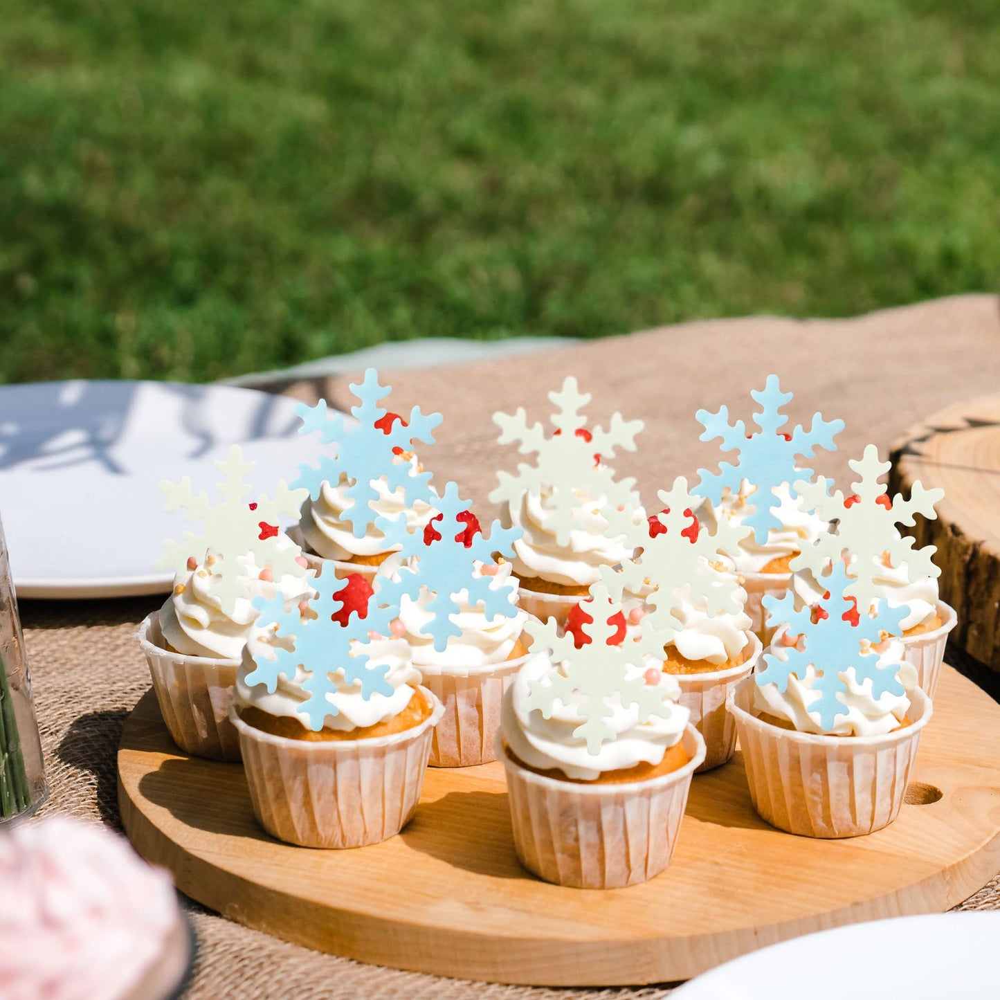 Gyufise Edible Cupcake Toppers 50Pcs Snowflakes Winter Party Supplies, Small, Blue White, Paper/Wafer