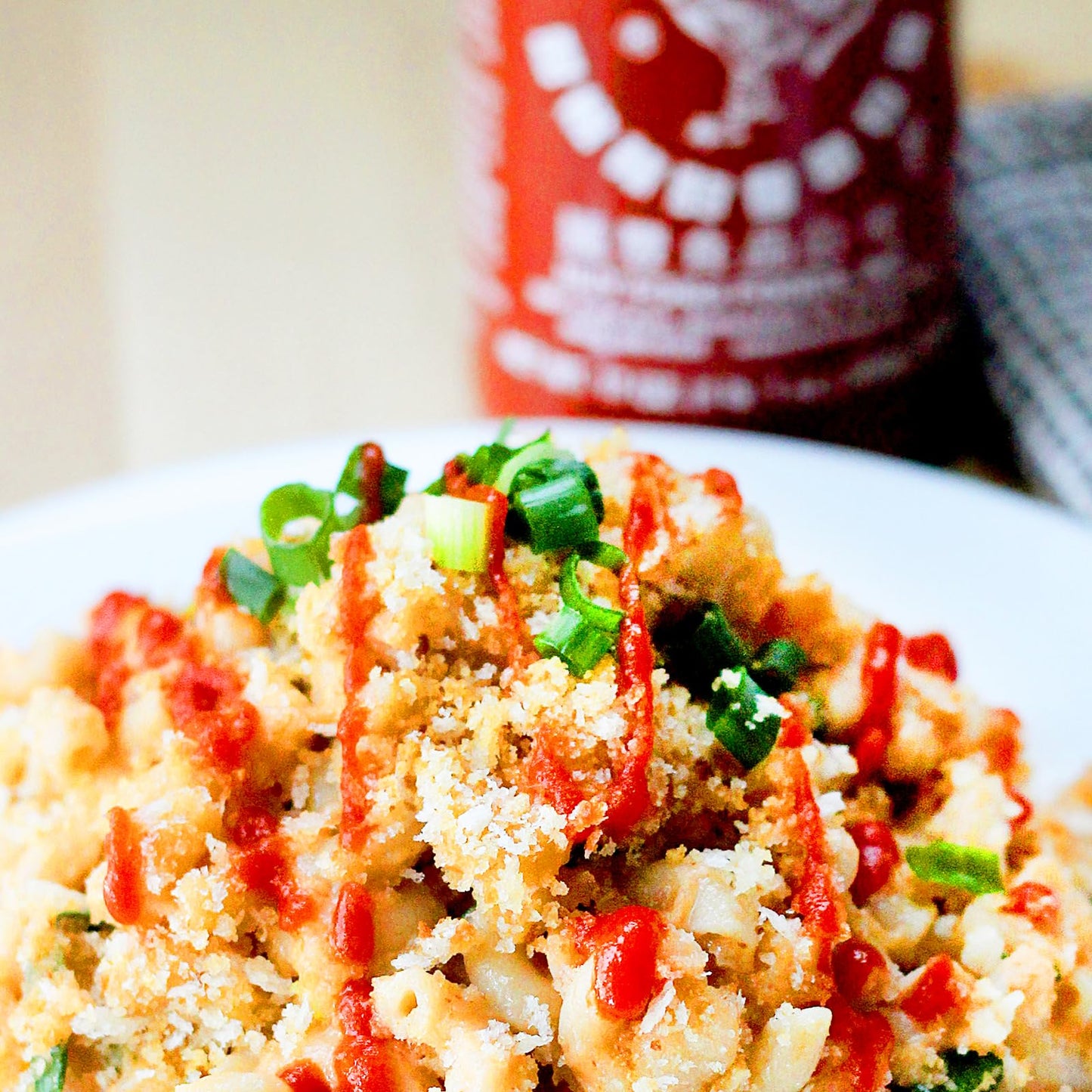 Huy Fong Sriracha, 28 Onuce Original Flavor Hot Chili Sriracha, 28 OZ Spicy Hot Sauce, Chili Pepper Sauce for Asian foods, Hotdo