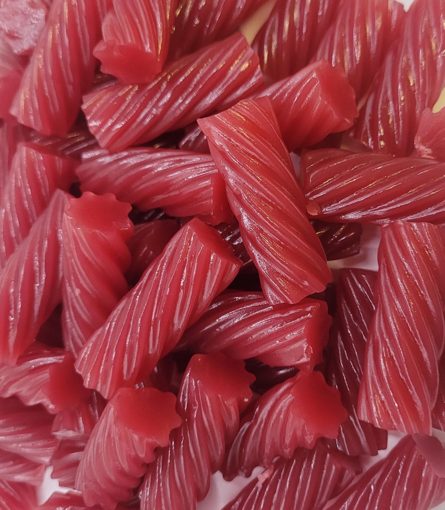 Tundras Darrell Lea Australian Licorice, Strawberry Flavor, 30oz Soft & Chewy Candy, Non-GMO, No Palm Oil, No High Fructose Corn Syrup