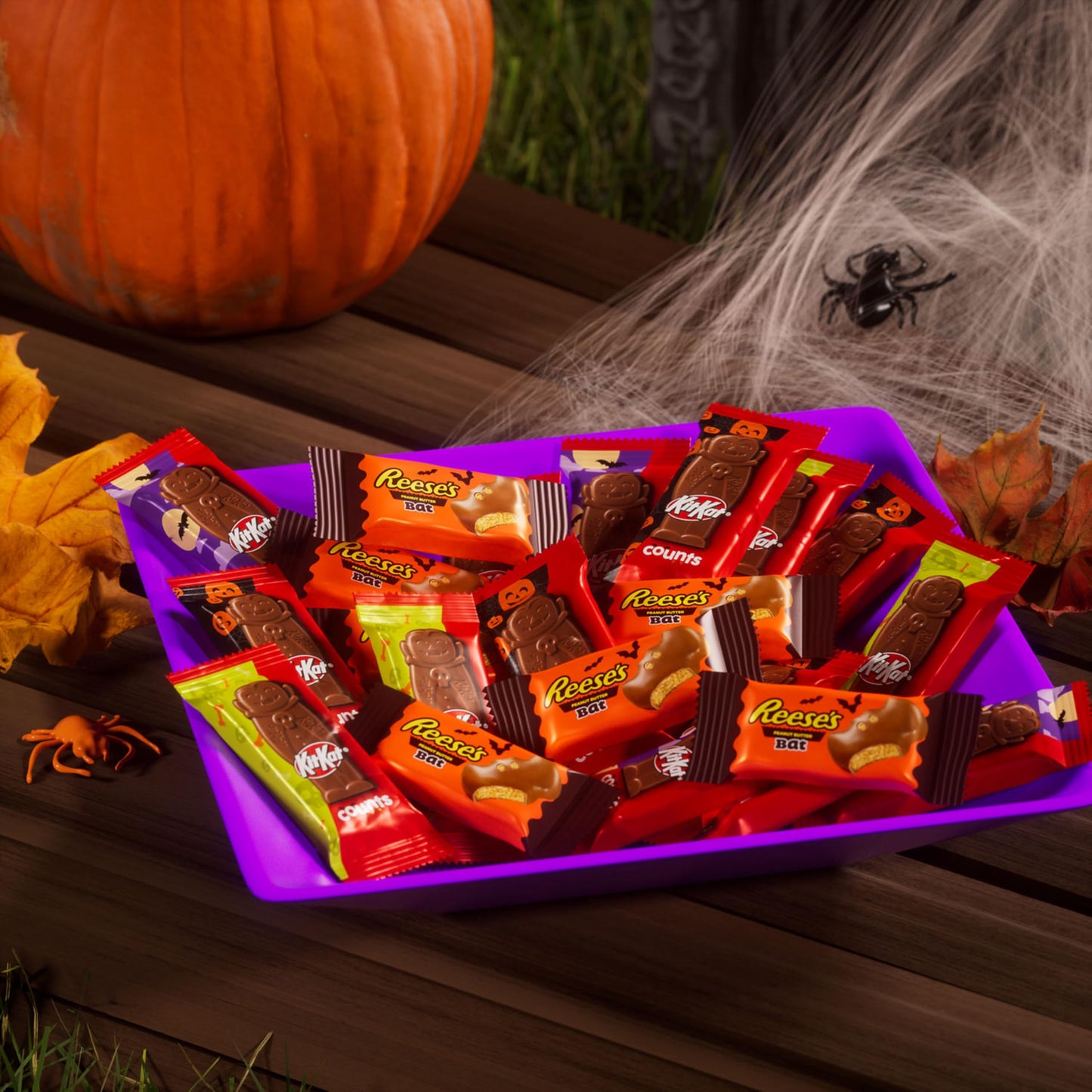 KIT KAT and REESES Assorted Milk Chocolate Snack Size  Halloween Candy Bag  18.44 oz (30 Pieces)