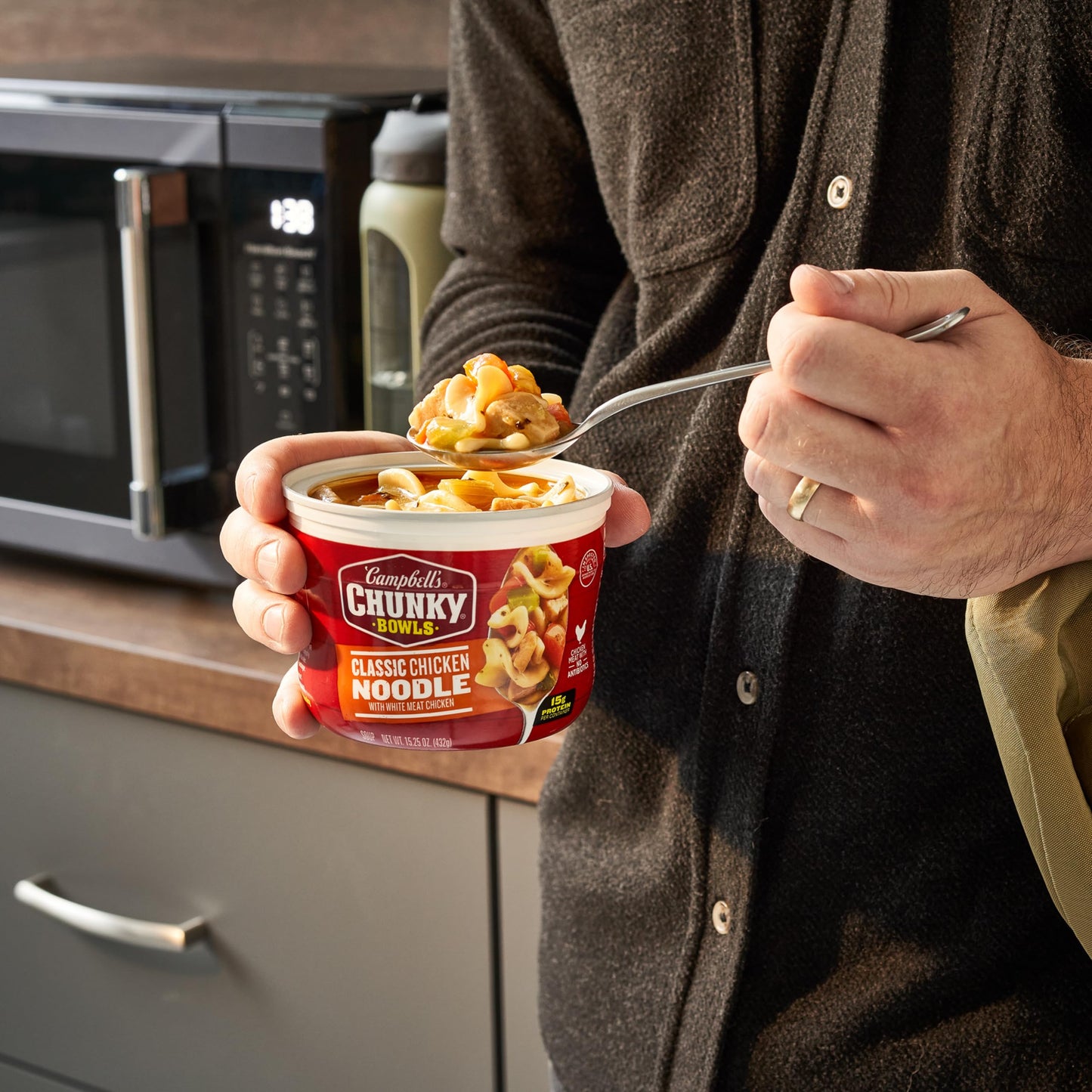 Campbell'S Chunky Soup, Classic Chicken Noodle Soup, 15.25 Oz Microwavable Bowl (Case Of 8)