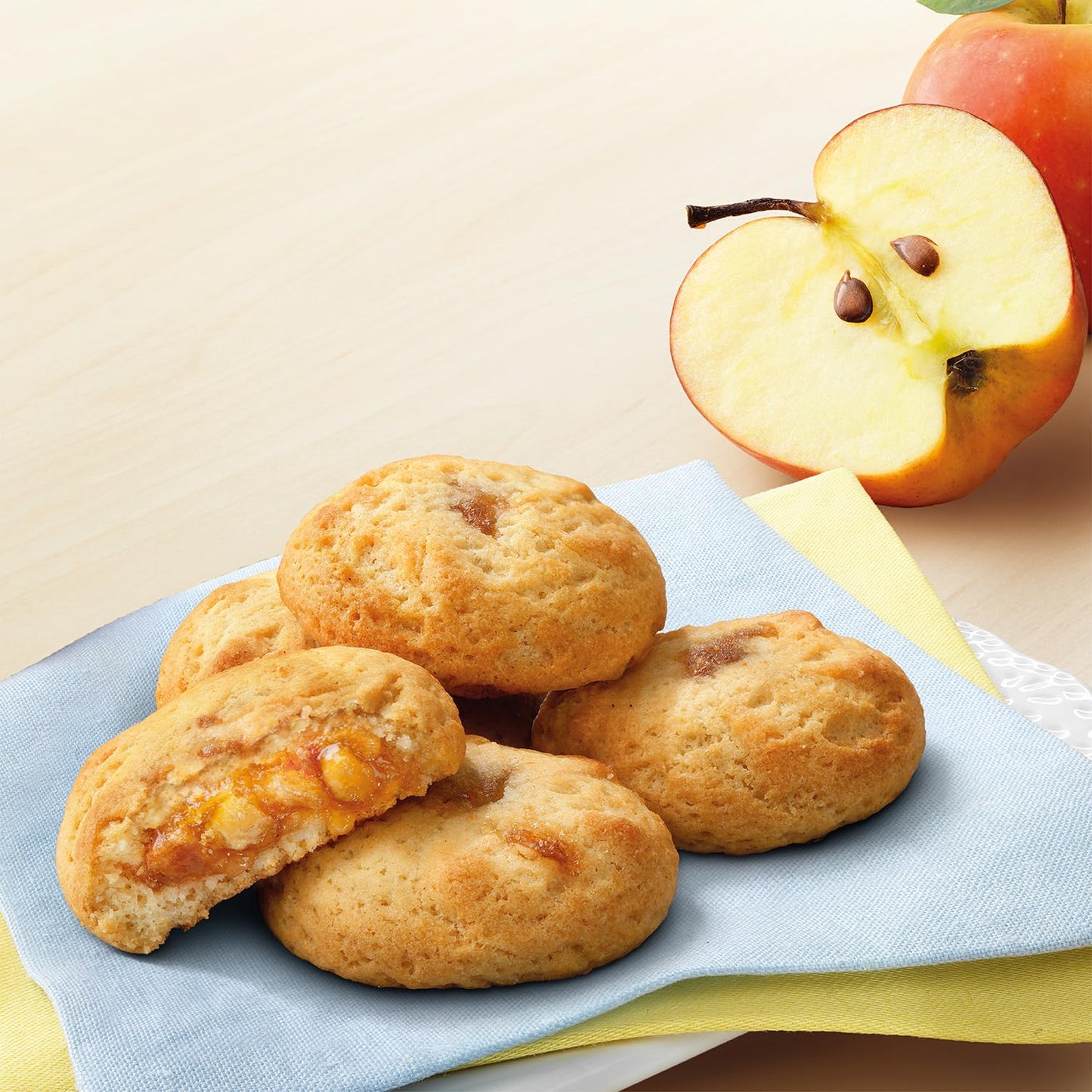 Mulino Bianco Authentic Italian Biscuits with Apple Filling 8.82oz Brown