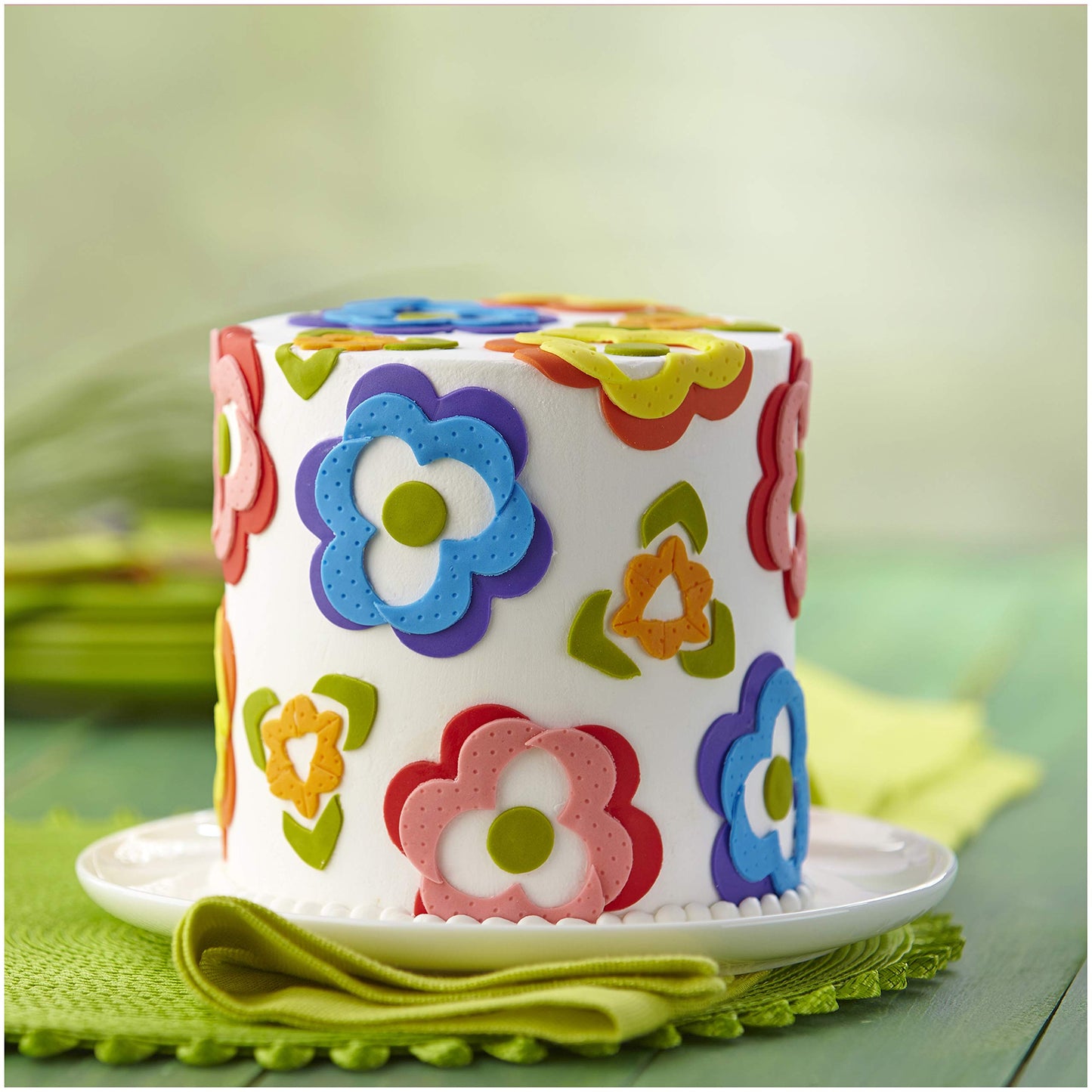 Wilton Decorator Preferred Easy To Roll Fondant For Cakes, Cupcakes And Other Fun Desserts, 24 Ounce, Green