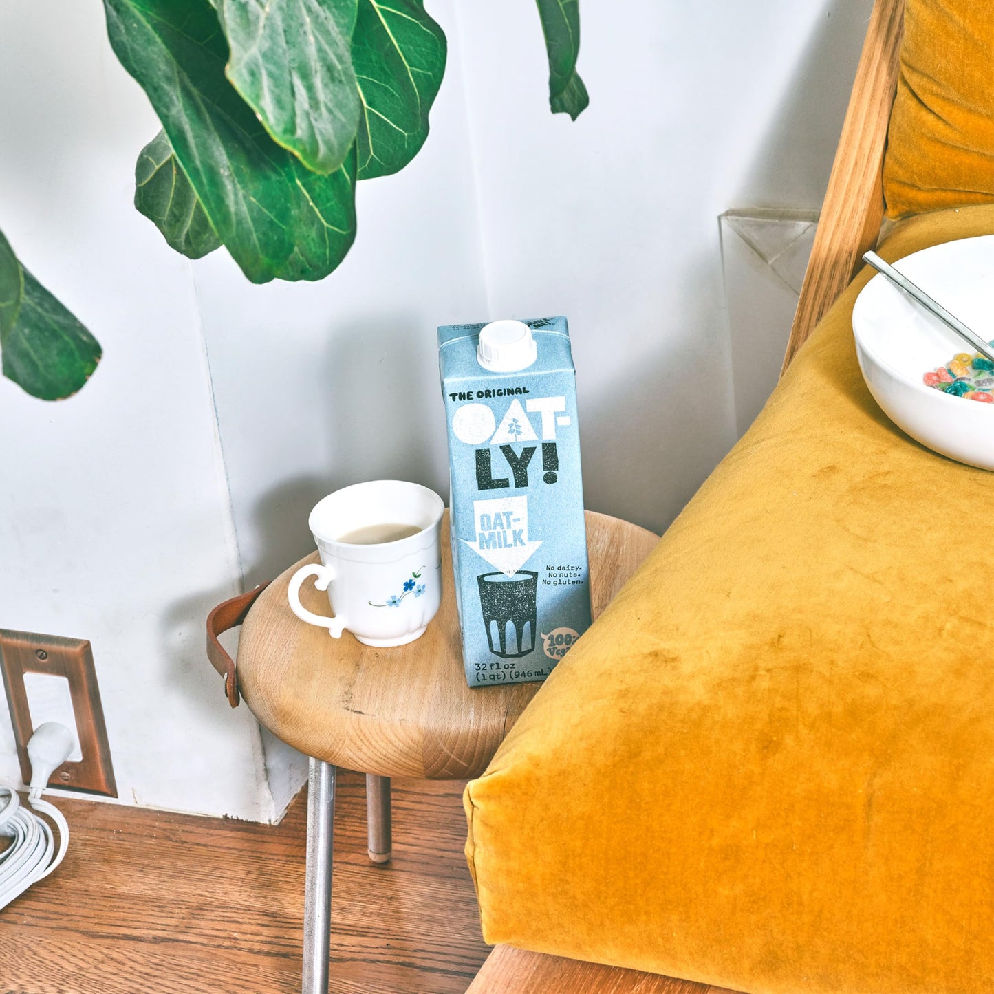 Oatly Original Oatmilk - Shelf-Stable  Creamy  Dairy-Free  Plant-Based Milk for Cereal  Smoothies  Baking & More (32 oz  12-pack)