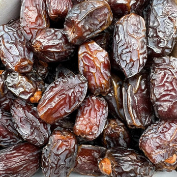 US Snacks Premium Quality Medjool Dates With Pits, Sweet and Natural California Desert Grown Dates in Resealable Bag (1 Pound)