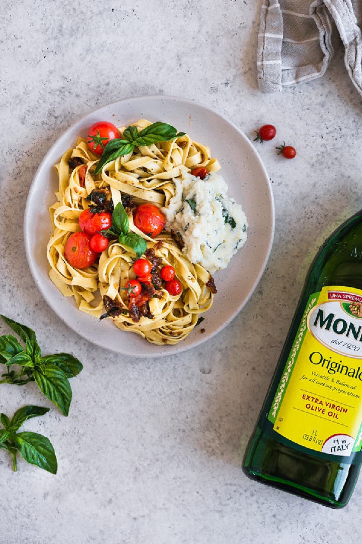 Monini Extra Virgin Olive Oil, 33.8 oz, 100% Pure, Cold Pressed, Italian Olive Oil