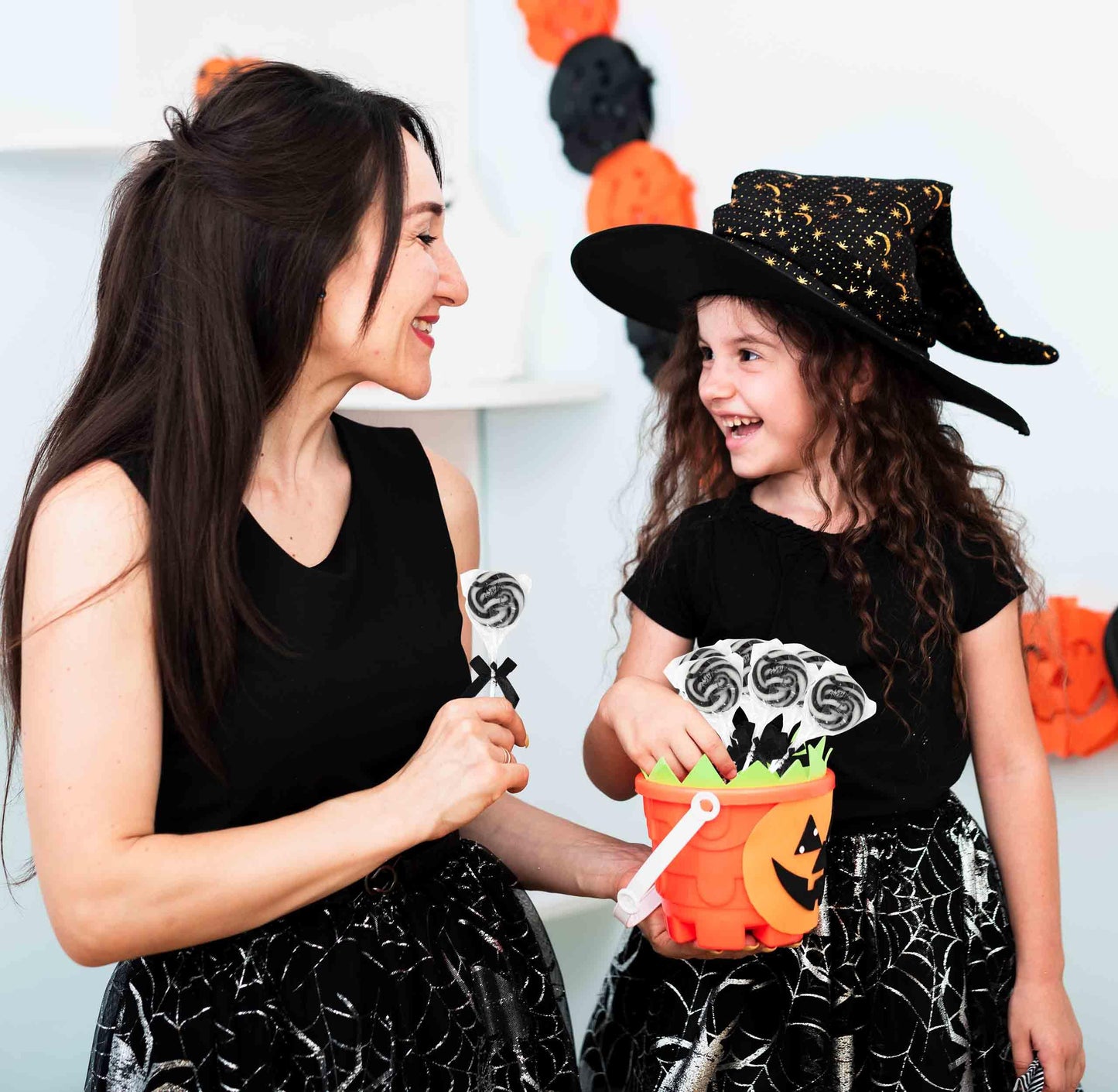 Gift Boutique 24 Black And White Swirl Lollipops – Halloween Candy Suckers For Party Favors, Trick Or Treat, Dessert Table And Holiday Events
