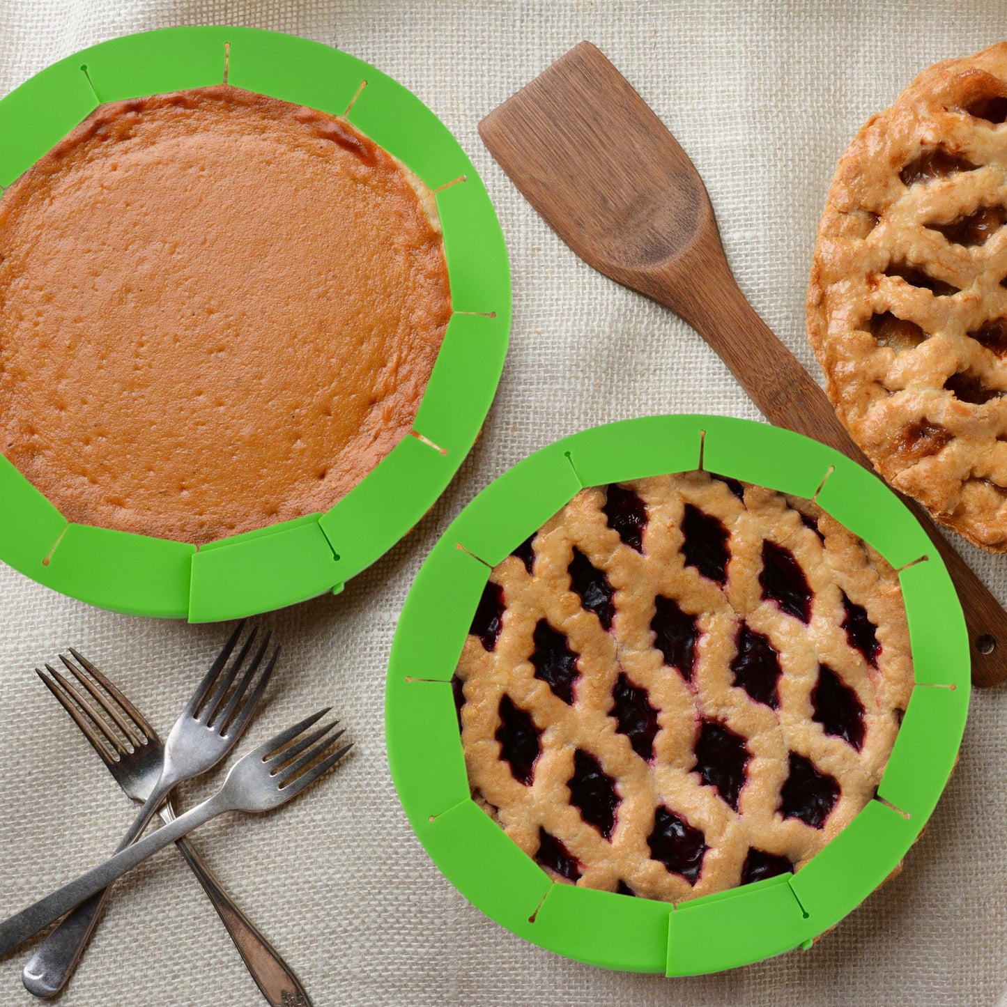Cornucopia Brands Silicone Pie Crust Shields (4-Pack), Adjustable Pie Protectors, Green
