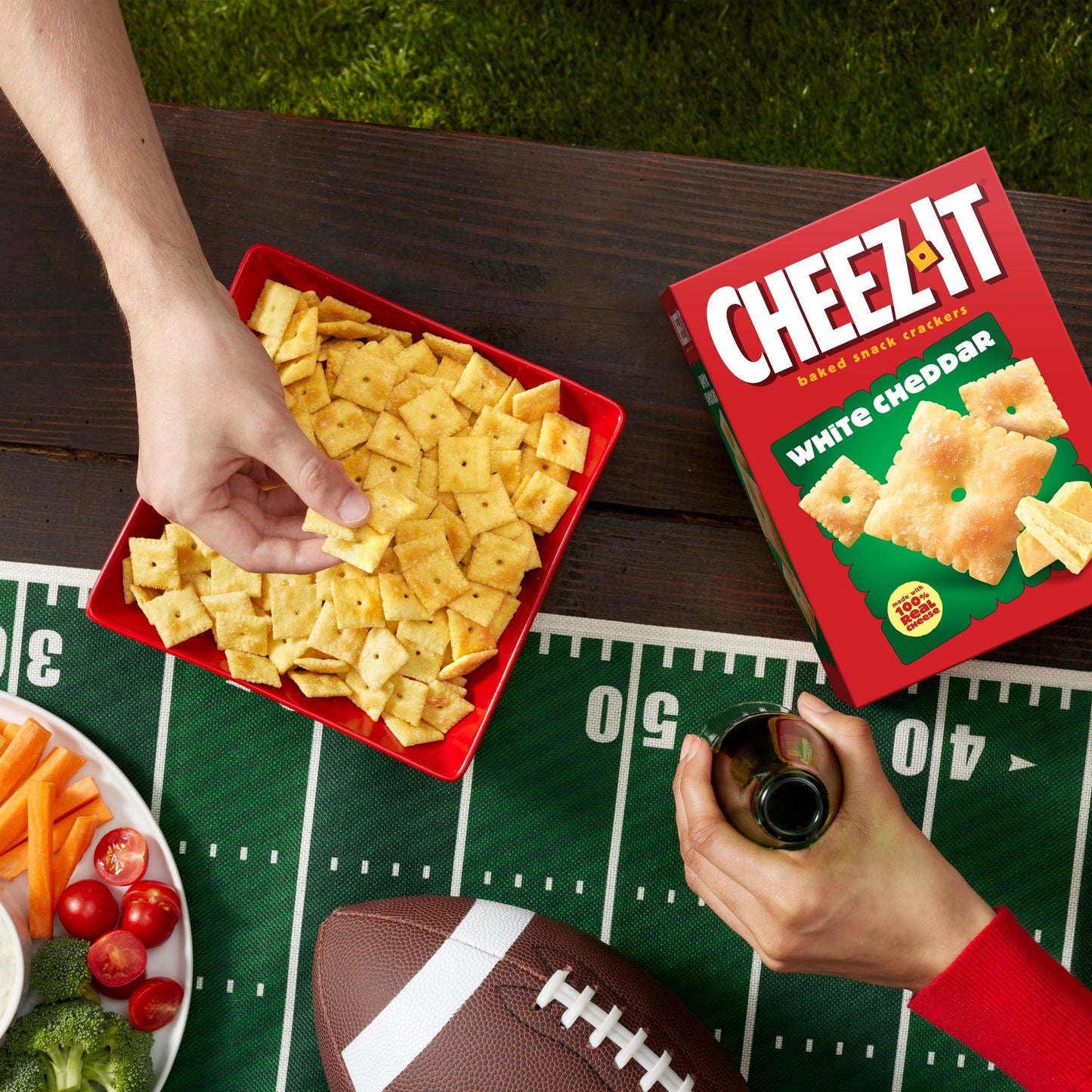 Cheez-It Cheese Crackers, Baked Snack Crackers, Lunch Snacks, Family Size, White Cheddar, 21oz Box (1 Box)