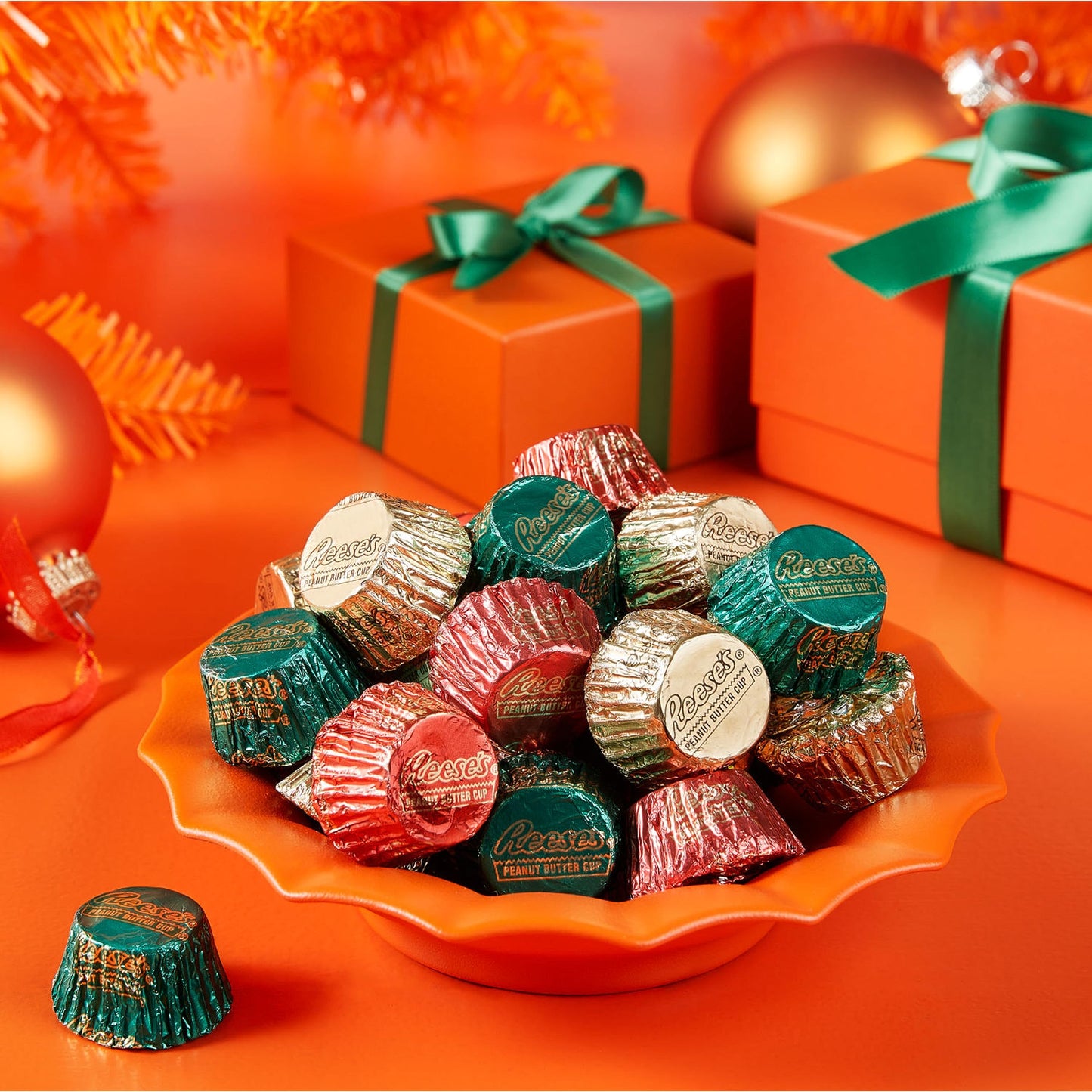 REESES Miniatures Milk Chocolate Peanut Butter Cups, Christmas Candy Bulk Bag, 34.1 oz