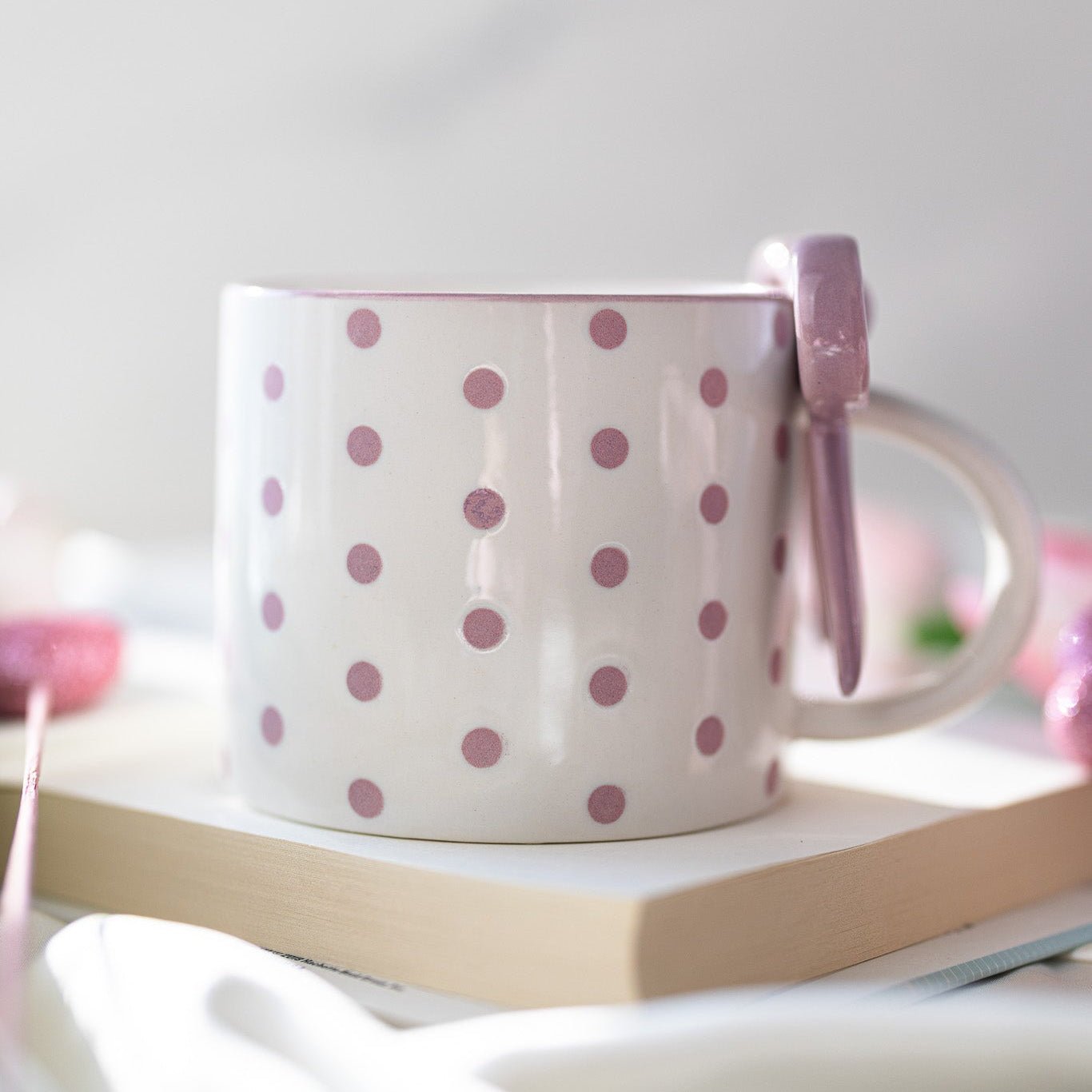 Bowknot Heart Ceramic Mug with Dots Pattern – Romantic Coffee & Tea Cup for Gifts